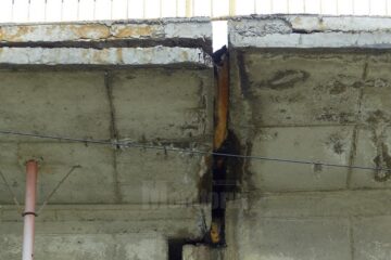 Podul este afectat grav în zona de mijloc