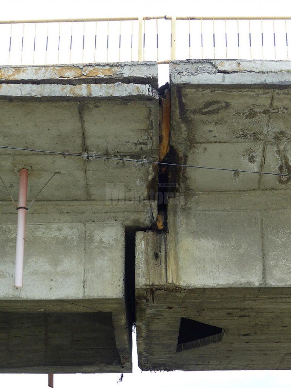 Podul este afectat grav în zona de mijloc