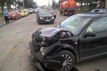 Cele două mașini implicate în accident