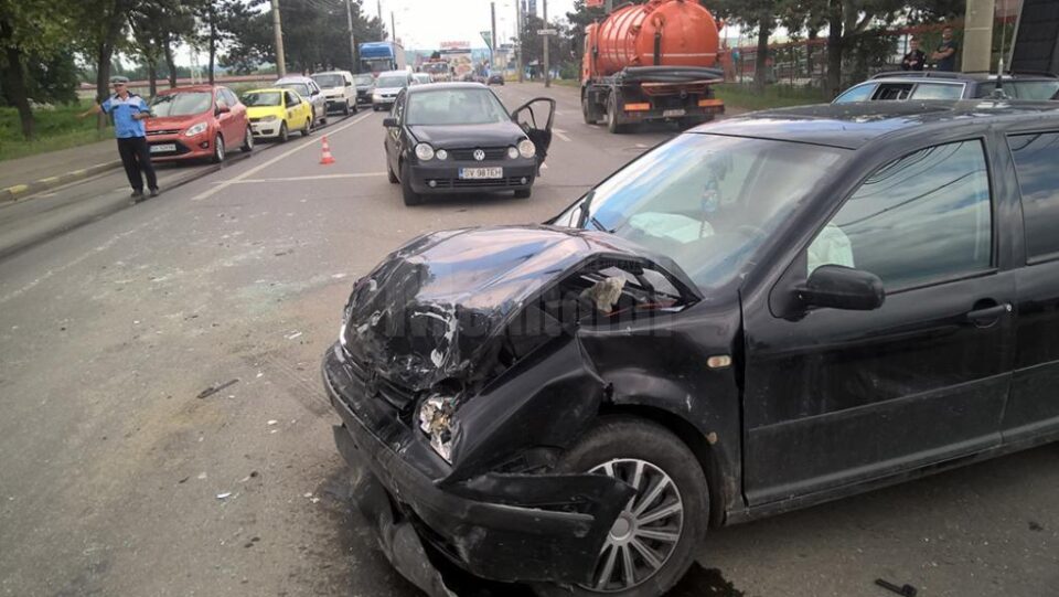 Cele două mașini implicate în accident