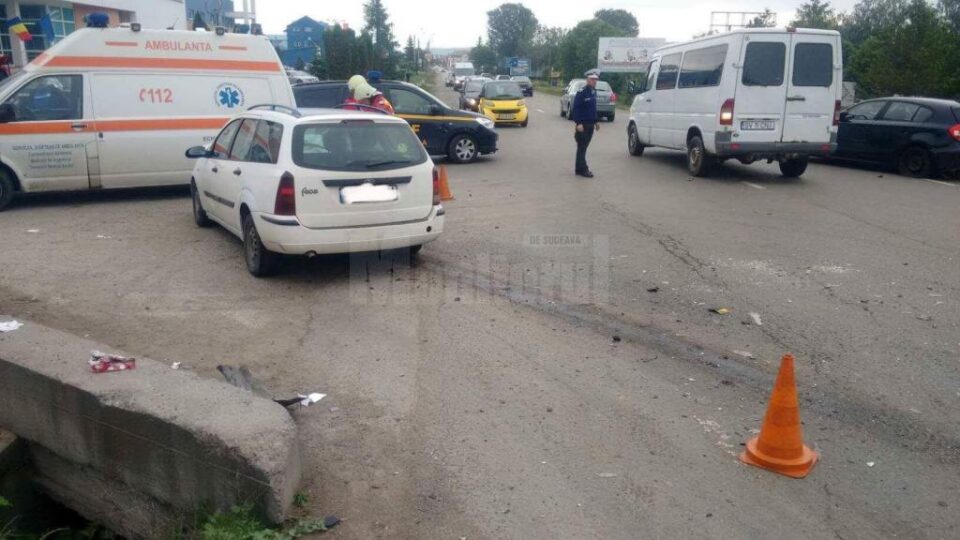 Doi răniți și patru mașini avariate, într-un carambol la Șcheia
