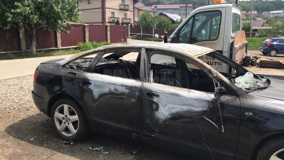 Autoturismul incendiat în noaptea de luni spre marți, la Șcheia