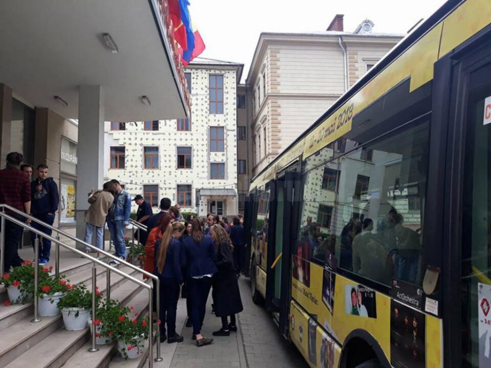 Teatru mobil în autobuz, în cadrul Zilelor Teatrului „Matei Vișniec”