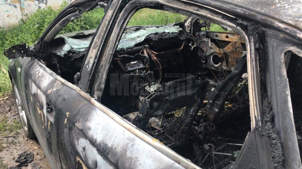 Autoturismul incendiat în noaptea de luni spre marți, la Șcheia
