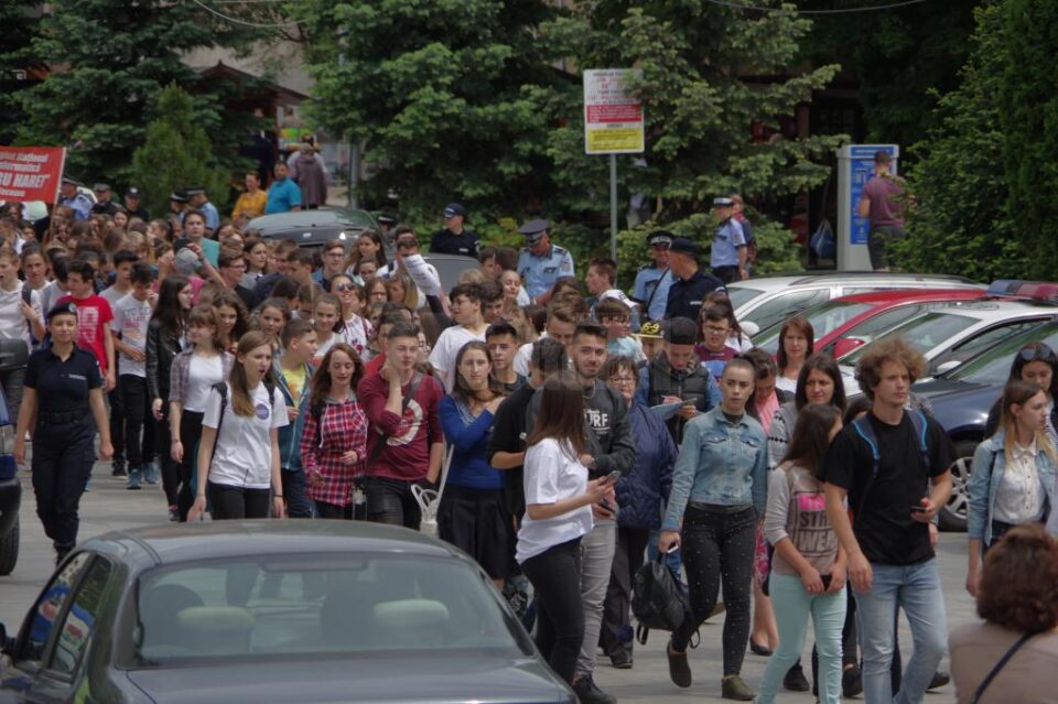 Peste 1.000 de elevi, cadre didactice, voluntari au participat joi la acțiunea „Fii conștient, nu dependent”