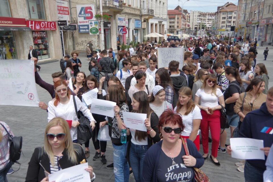 Tinerii au venit la marș cu pancarte, pe care erau scrise diferite mesaje