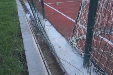 Gardul care împrejmuiește terenul de minifotbal s-a rupt în spatele porților