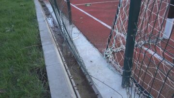 Gardul care împrejmuiește terenul de minifotbal s-a rupt în spatele porților