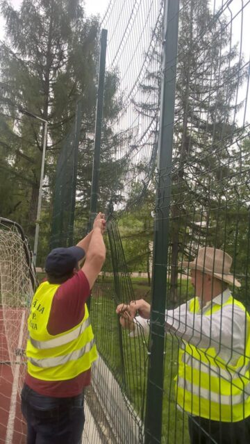 Gardul de la terenul de sport din Zona de Agrement Tătărași s-a rupt la numai o lună de la inaugurare