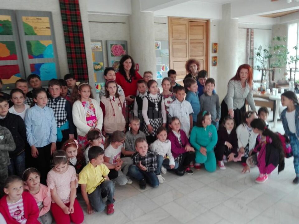 Expoziție cu lucrări plastice și grafică pe calculator, la Muzeul Obiceiurilor Populare din Bucovina