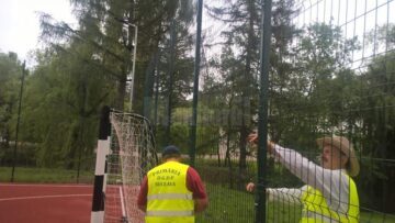 Gardul de la terenul de sport din Zona de Agrement Tătărași s-a rupt la numai o lună de la inaugurare
