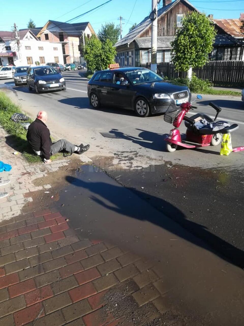 A lovit cu mașina doi pietoni, pe trotuar, apoi a încercat să ducă în eroare poliția, mutând autoturismul A lovit cu mașina doi pietoni, pe trotuar, apoi a încercat să ducă în eroare poliția, mutând autoturismul