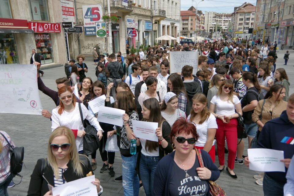 Peste 1.000 de elevi, cadre didactice, voluntari au participat, joi, la acțiunea „Fii conștient, nu dependent”