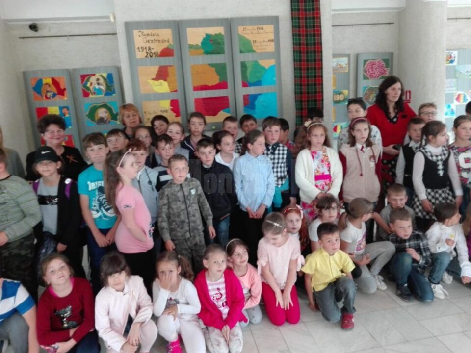 Expoziție cu lucrări plastice și grafică pe calculator, la Muzeul Obiceiurilor Populare din Bucovina Expoziție cu lucrări plastice și grafică pe calculator, la Muzeul Obiceiurilor Populare din Bucovina