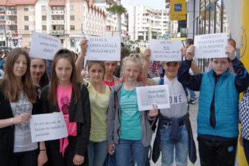 Tinerii au venit la marș cu pancarte, pe care erau scrise diferite mesaje