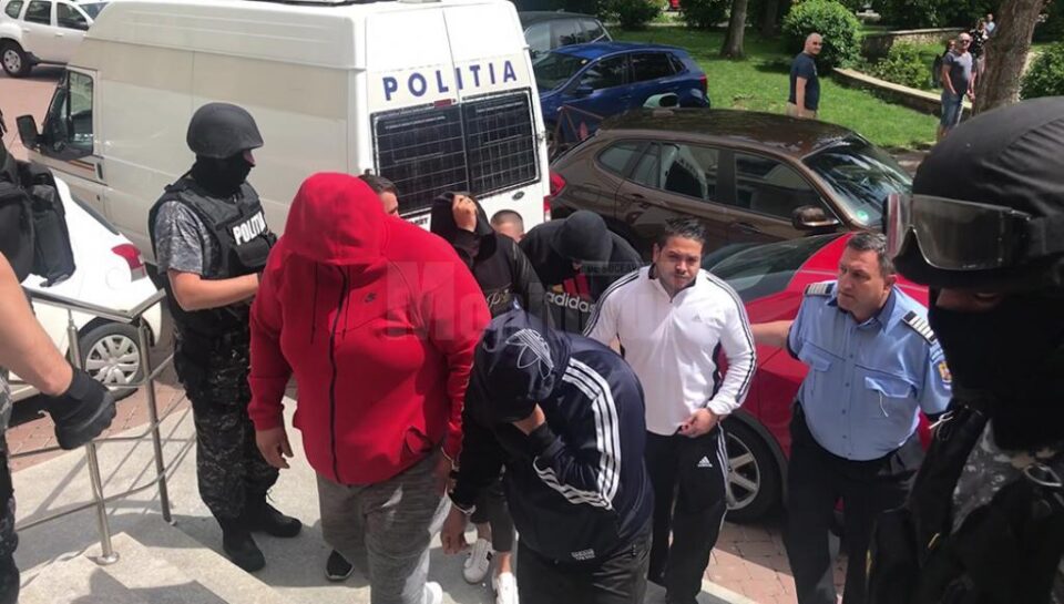 Cei mai mulți inculpați și-au ascuns fețele, în timp ce erau escortați spre Tribunalul Suceava