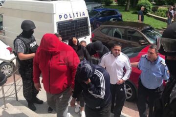 Cei mai mulți inculpați și-au ascuns fețele, în timp ce erau escortați spre Tribunalul Suceava