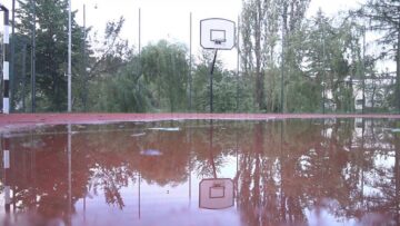 Apa băltește pe terenul de minifotbal