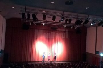 Dramaturgul Matei Vișniec, directorul TMMV, Carmen Veronica Steiciuc, și câștigătoarea ediției 2018, Ioana Mădălina Stoian