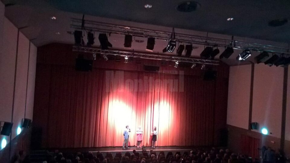 Dramaturgul Matei Vișniec, directorul TMMV, Carmen Veronica Steiciuc, și câștigătoarea ediției 2018, Ioana Mădălina Stoian Dramaturgul Matei Vișniec, directorul TMMV, Carmen Veronica Steiciuc, și câștigătoarea ediției 2018, Ioana Mădălina Stoian