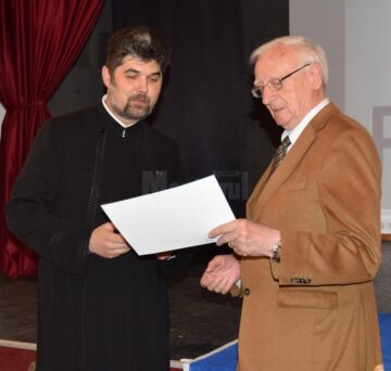 Radu Bercea primește diploma de recunoștință