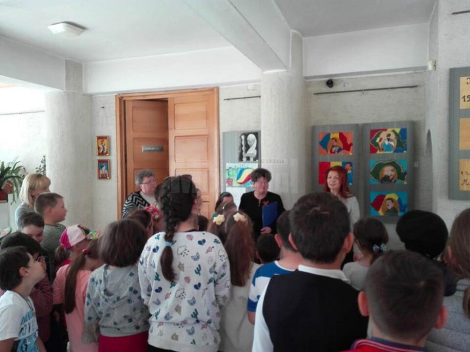 Expoziție cu lucrări plastice și grafică pe calculator, la Muzeul Obiceiurilor Populare din Bucovina
