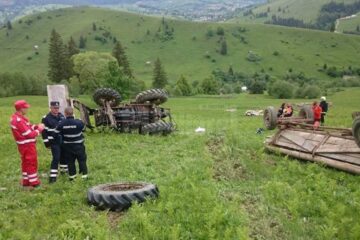 Și-a găsit sfârșitul în tractorul cu care s-a răsturnat pe o pășune