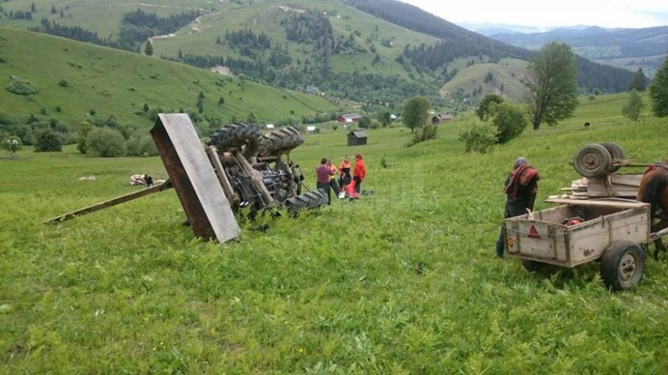 Și-a găsit sfârșitul în tractorul cu care s-a răsturnat pe o pășune