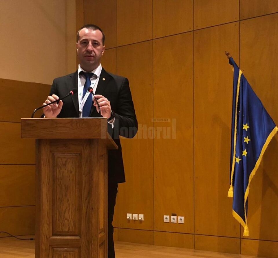 Viceprimarul Lucian Harșovschi, luând cuvântul pentru a discuta cu factorii implicați despre fondurile alocate municipiului