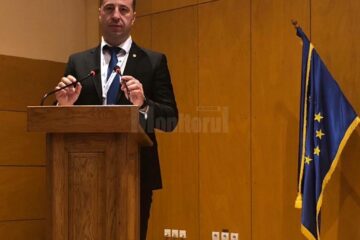 Viceprimarul Lucian Harșovschi, luând cuvântul pentru a discuta cu factorii implicați despre fondurile alocate municipiului
