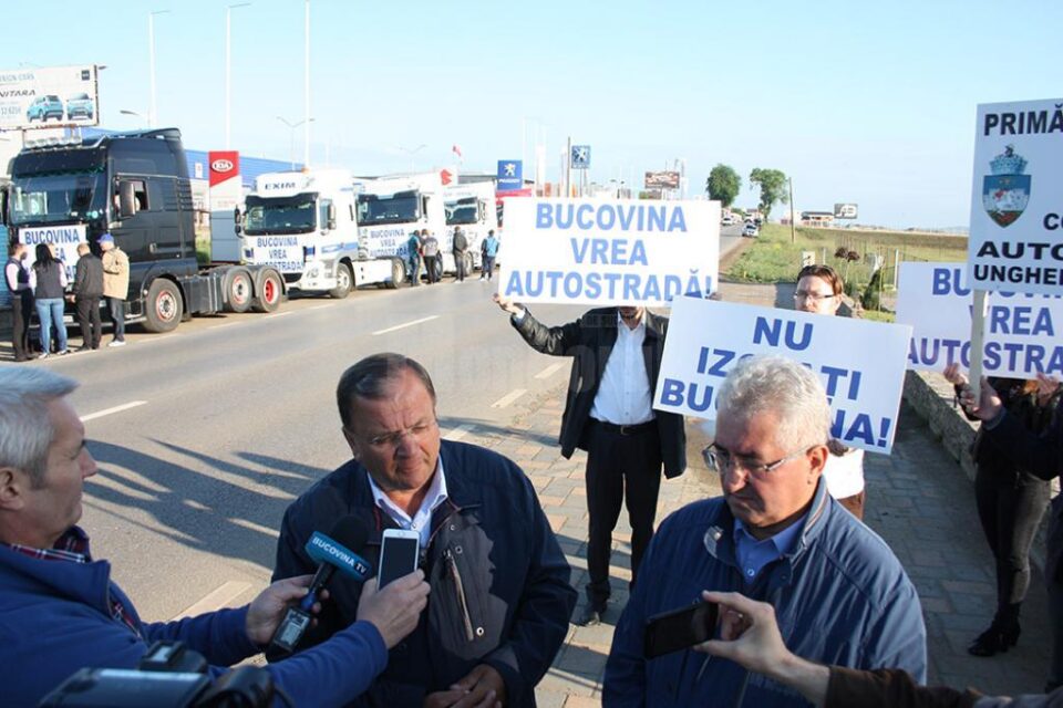 Președintele CJ, Gheorghe Flutur, și primarul Sucevei, Ion Lungu, s-au alăturat protestatarilor suceveni