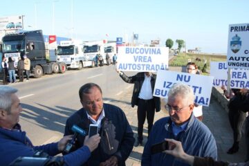 Președintele CJ, Gheorghe Flutur, și primarul Sucevei, Ion Lungu, s-au alăturat protestatarilor suceveni