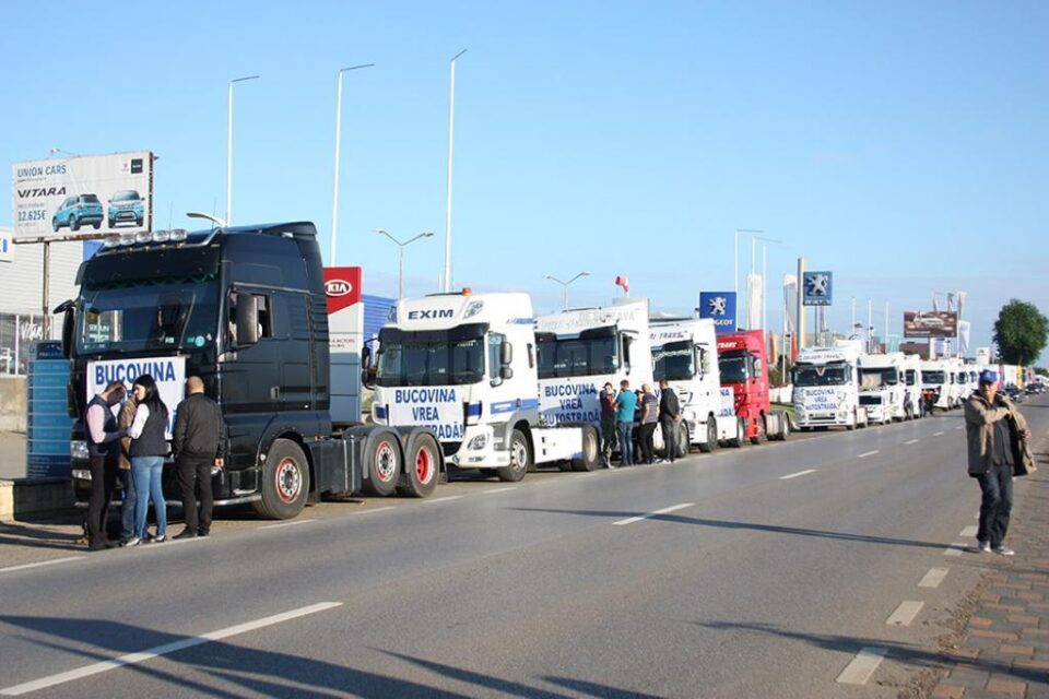 Zeci de mașini de mare tonaj au participat la protestul prin care se cere construcția de autostrăzi în Moldova
