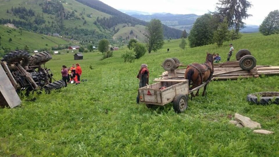 Și-a găsit sfârșitul în tractorul cu care s-a răsturnat pe o pășune