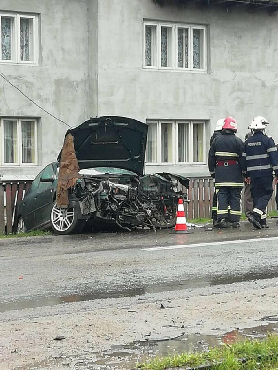 Cele două autoturisme s-au izbit frontal