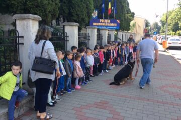 Preșcolarilor le-au fost prezentate și două autospeciale de la formațiunea rutieră