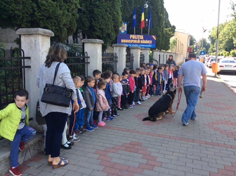 Preșcolarilor le-au fost prezentate și două autospeciale de la formațiunea rutieră