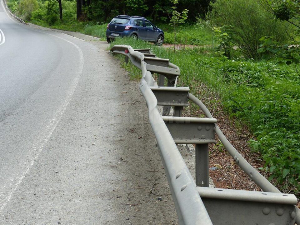 Halul în care a ajuns un capăt de parapet dintre Ilișești și Păltinoasa
