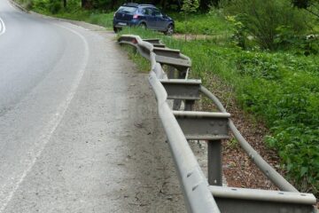 Halul în care a ajuns un capăt de parapet dintre Ilișești și Păltinoasa