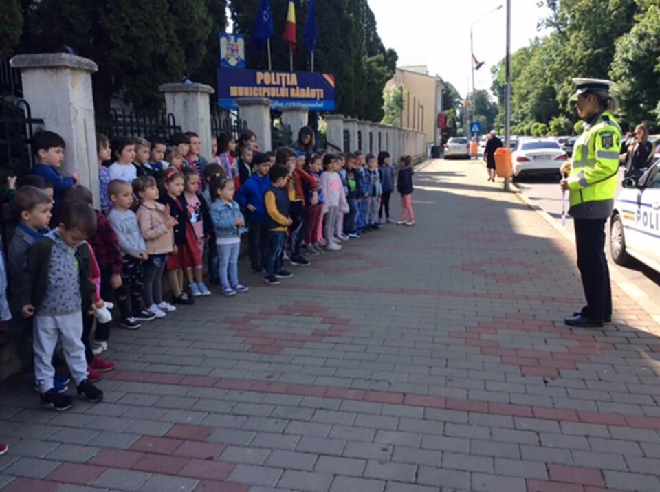 Preșcolarilor le-au fost prezentate și două autospeciale de la formațiunea rutieră