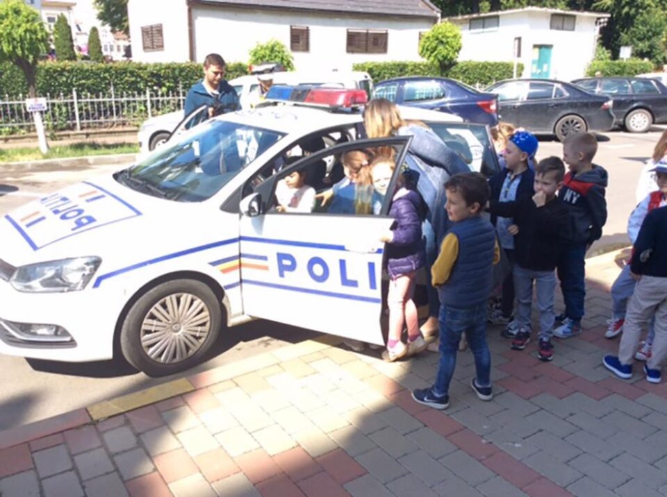 Preșcolarilor le-au fost prezentate și două autospeciale de la formațiunea rutieră