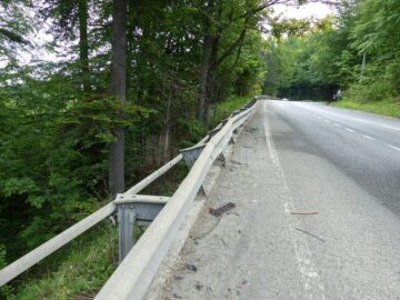 Drumul pe care se moare cel mai mult în accidente, înțesat de parapete de protecție distruse
