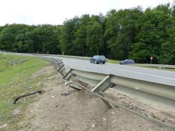 Parapete distruse în urma unor accidente de pe DN 17