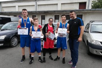 Pugiliștii suceveni medaliați la concursul de la Roman, alături de antrenorul Andu Vornicu