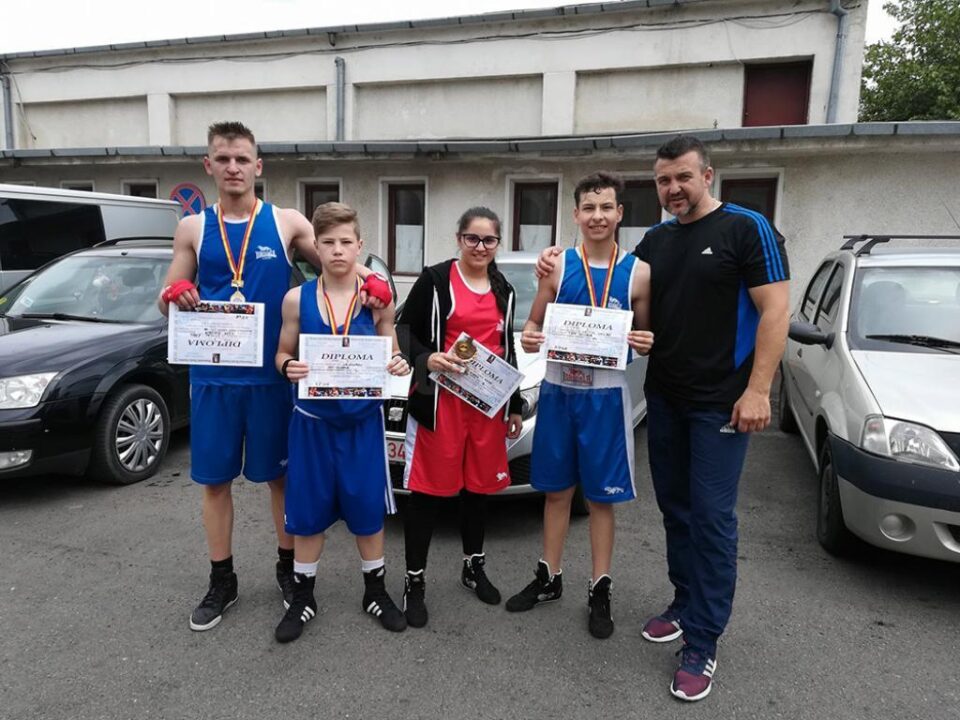 Pugiliștii suceveni medaliați la concursul de la Roman, alături de antrenorul Andu Vornicu