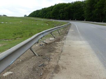 Drumul pe care se moare cel mai mult în accidente, înțesat de parapete de protecție distruse