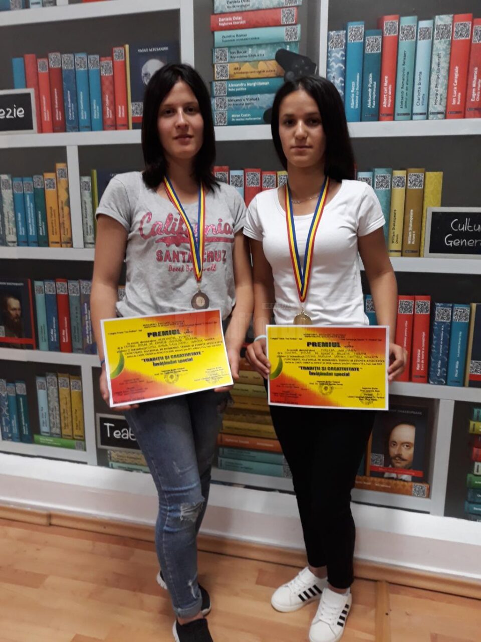 Elevi suceveni premiați