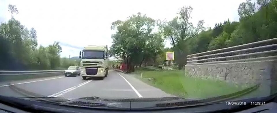 Șofer de tir care efectuează o depășire inconștientă, pe linia continuă