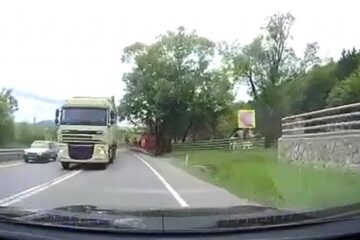 Șofer de tir care efectuează o depășire inconștientă, pe linia continuă