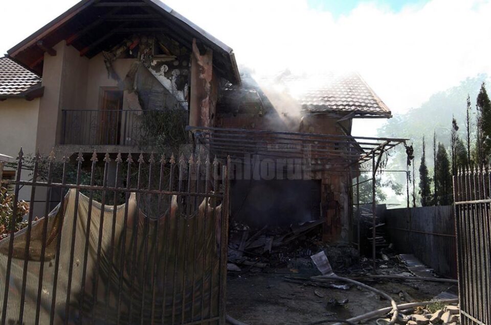 Incendiu puternic și explozii la recipiente inflamabile, într-o casă din Burdujeni